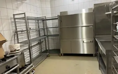 Modernizacja zaplecza gastronomicznego – kiedy wymienić meble ze stali nierdzewnej?