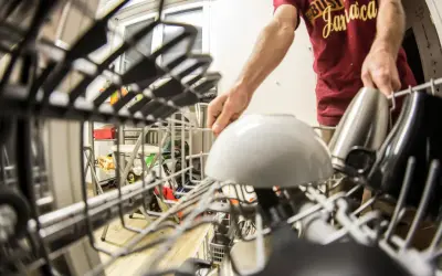 Zmywarka gastronomiczna uniwersalna - kiedy warto wybrać wszechstronne rozwiązanie?