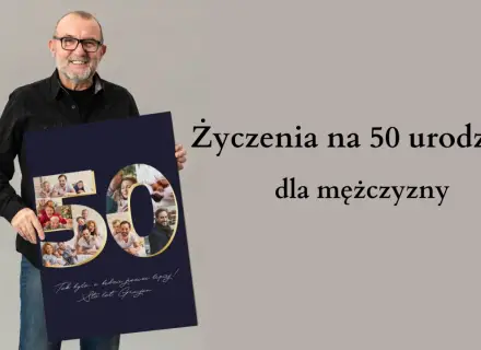 Uśmiechnięty mężczyzna prezentuje plakat z napisem "Życzenia na 50 urodziny dla mężczyzny" i kolażem zdjęć rodzinnych w kształcie cyfry 50.