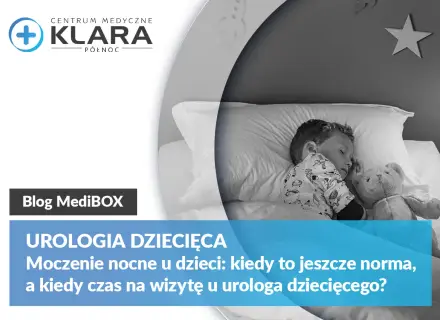 Chłopiec śpi z misiem. Czy chrapanie u dziecka to powód do niepokoju? Artykuł o moczeniu nocnym i wizytach u urologa dziecięcego.