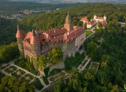 Zamek Książ otoczony zielenią, z ogrodami i wieżami. Idealne miejsce na rodzinne wycieczki, oferujące niezapomniane atrakcje dla dzieci na Dolnym Śląsku.