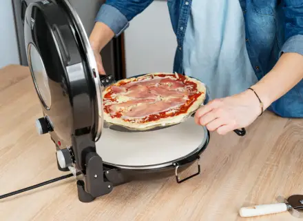 Wkładanie pizzy do pieca. Ten najlepsza pizza przepis jest prosty i szybki!