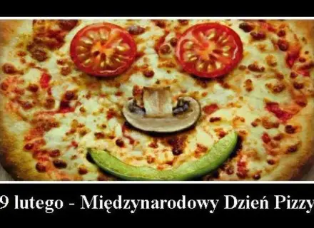 Uśmiechnięta pizza z pomidorów i pieczarki. Idealna na Międzynarodowy Dzień Pizzy, który obchodzimy 9 lutego.
