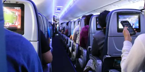 Co robić w samolocie? Graj w pokera na ekranie przed sobą lub oglądaj film na telefonie.