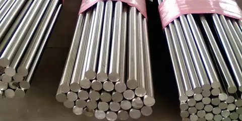 Fasci di tondini in acciaio al carbonio, materiale versatile e resistente. Ecco cos'è il carbon steel: una lega di ferro e carbonio.