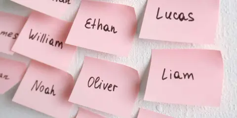 Różowe karteczki z popularnymi amerykańskimi imionami: Ethan, Lucas, Liam, Noah, Oliver, William.