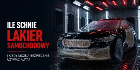 Czarny samochód w kabinie lakierniczej, częściowo oklejony folią. Tekst: "Ile schnie lakier samochodowy?".