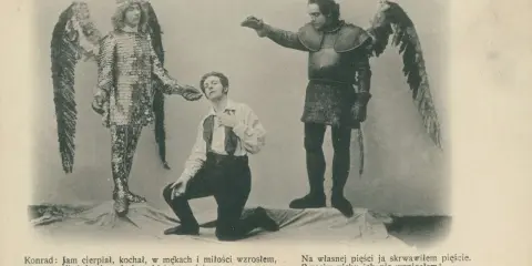 Scena z "Dziadów" Adama Mickiewicza. Anioł w zbroi i z piórami pochyla się nad klęczącym Konradem.