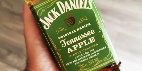 Butelka Jack Daniel's Tennessee Apple, z jabłkowym aromatem, który obiecuje wyjątkowy smak.
