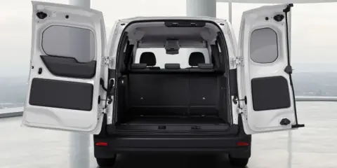 El maletero abierto de una Mercedes Citan blanca, listo para cargar.