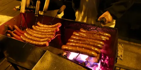 Kiełbasa z Niebieskiej Nyski: Kultowa legenda Krakowa czy warto?