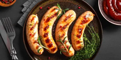 Biała kiełbasa parzona na ruszt: Grilluj ją jak ekspert!