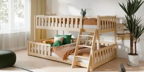 En ljus barnkammare med en våningssäng med dubbelsäng i trä. Sängen är bäddad med bruna och gröna kuddar samt en brun filt.