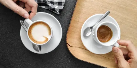 Zwei Espresso auf italienisch, einer mit Milchschaum, der andere schwarz, bereit zum Genießen.