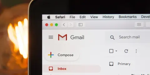 Ekran Gmail z menu Safari. Szukasz, jak zakończyć maila po angielsku? Tutaj znajdziesz inspirację do napisania idealnego zakończenia.