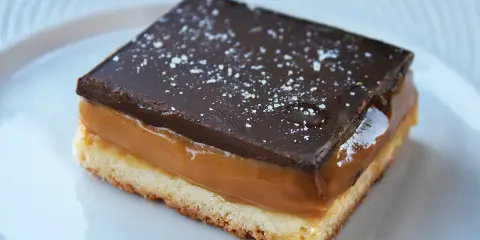 Idealne ciasto milionera: kruchy spód, ciągnący karmel i czekoladowa polewa posypana solą. Prawdziwy deserowy skarb!