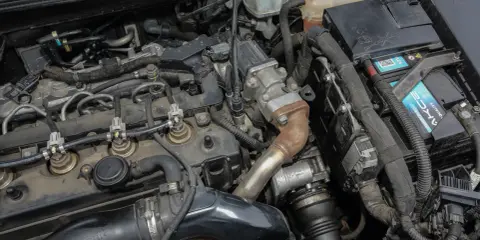 Silnik Opla Mokka 1.7 CDTI. Warto sprawdzić, opel mokka 1.7 cdti rozrząd co ile wymieniać, aby uniknąć awarii.