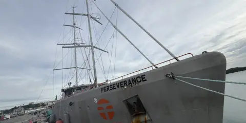 Le bateau "Perseverance" est amarré au quai, prêt pour de nouvelles aventures. Son nom incarne l'esprit d'exploration.