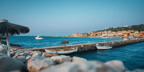 Widok na port z łodziami i miasteczkiem w tle. Idealne miejsce, by zastanowić się, jak dojechać z Larnaki do Ayia Napa.