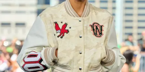 Kurtka bomberka w kolorze off-white od Virgil Abloh z haftowanym orłem i monogramem.