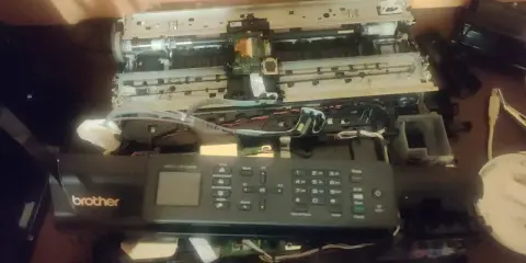 Rozłożona drukarka Brother MFC-J470DW, być może z powodu błędu 48. Widoczne wnętrze, płytki drukowane i kable.