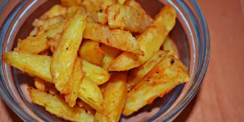 Frytki z piekarnika: Ile kcal? Zdrowsza wersja i przepis