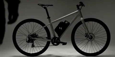Rower z zamontowanym zestawem do konwersji 5000w. Czarna bateria na ramie, dyskretne logo Swytch.