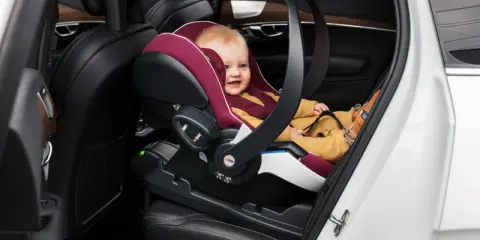 Uśmiechnięte dziecko w foteliku lupina do kiedy? Bezpieczna podróż w samochodzie.