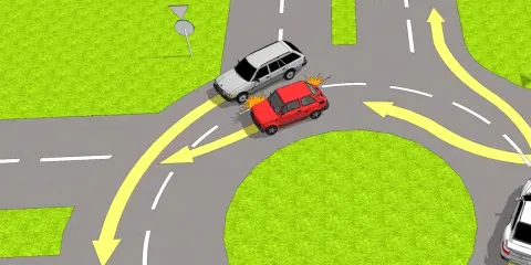 Zjazd z ronda z lewego pasa. Czerwony samochód wymusił pierwszeństwo na srebrnym kombi, które miało prawo jazdy.