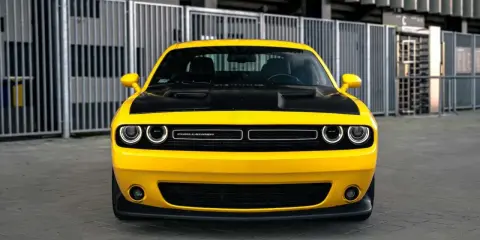 Żółty Dodge Challenger z czarną maską. Sprawdź aktualną dodge challenger cena i znajdź swoją wymarzoną maszynę!