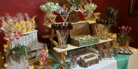 Mesa dulce para comunión de niño: palomitas, galletas, macarons, caramelos y cake pops. ¡Ideas dulces para un día especial!
