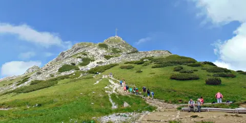 Tłum turystów wspina się na Giewont. Piękna pogoda sprzyja wędrówce, a prognoza zapowiada się równie dobrze.