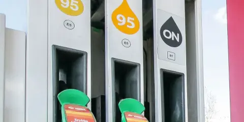 Stacja paliw z oznaczeniem "ON" dla diesla i "95" dla benzyny. Zielone uchwyty dystrybutorów z napisem "Szybko i blisko!".