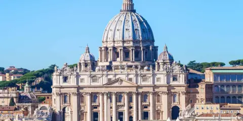 Vue d'ensemble de la basilique Saint-Pierre à Rome, avec son dôme imposant. Une explication architecturale de ce chef-d'œuvre.