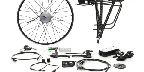 Zestaw do przeróbki roweru na elektryczny: koło z silnikiem, bateria na bagażnik, kontroler, manetki, wyświetlacz i okablowanie.