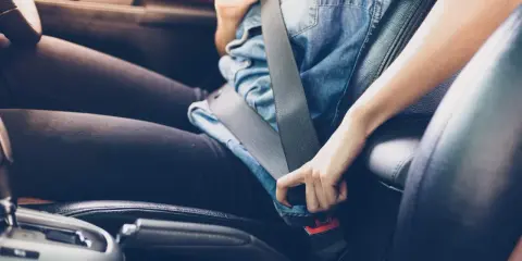 Pasy bezpieczeństwa: Obowiązkowe? Wyjątki, mandaty, odszkodowanie