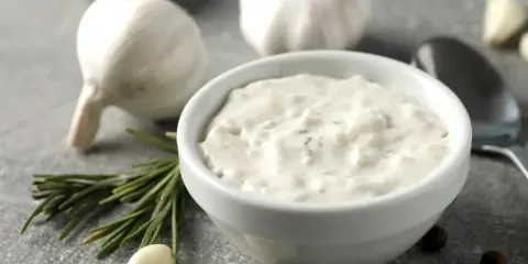 Sos czosnkowy z majonezem: Zrób go w 5 min! Lepszy niż ze sklepu
