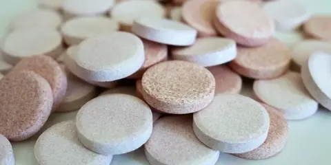 Stos tabletek musujących, które mogą być odpowiedzią na pytanie: pramolan co to za lek.