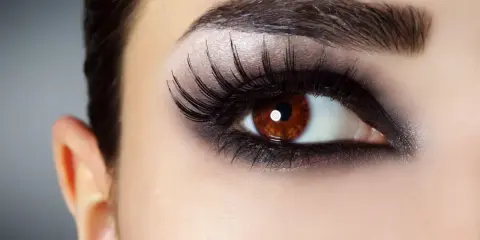 Ojo con dramáticas combinaciones sombra delineador ojos, pestañas postizas y cejas definidas.