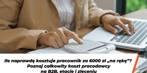 Osoba liczy na kalkulatorze, by poznać całkowity koszt pracodawcy pracownika zarabiającego 6000 zł "na rękę".