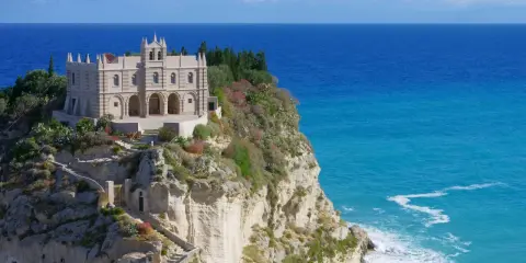 Il Santuario di Santa Maria dell'Isola, un gioiello incastonato su uno sperone roccioso a picco sul mare, domina il panorama di Tropea.