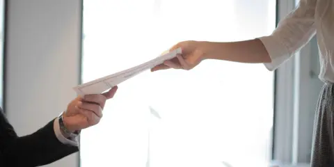 Przekazanie dokumentów w kontekście upadłości konsumenckiej i działań komornika.