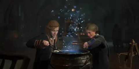 Uczniowie Hogwartu warzą eliksir, zbierając składniki do gry Hogwarts Legacy. Łowcy trofeów szukają najlepszych receptur.