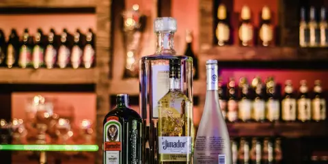 Butelki Jägermeister, El Jimador i Absolut. Zastanawiasz się, ile to 20 g alkoholu?