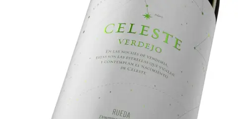 Botella de vino Celeste Verdejo, con diseño de constelaciones. Opiniones sobre este vino son muy positivas.