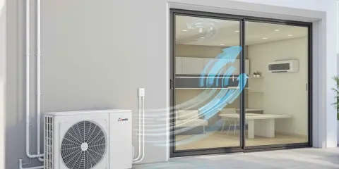 Unité extérieure d'un climatiseur, avec des flèches bleues symbolisant le flux d'air entrant dans une maison. Idéal pour gérer la température clim hiver.