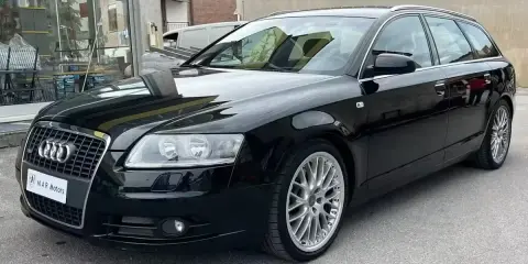 Audi A6 C6 Avant nera, elegante e sportiva, con cerchi in lega argentati.