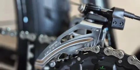Błyszczące przerzutki Shimano Deore 10s na rowerze, gotowe do płynnej zmiany biegów podczas jazdy.