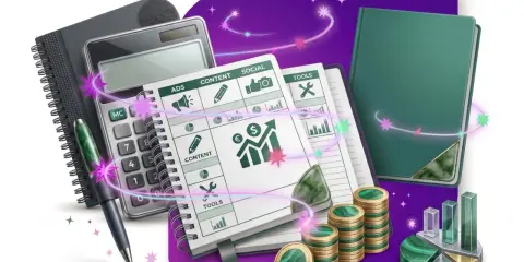 Kalkulator, notatnik, długopis i monety symbolizują audyt marketingowy. Wykresy i ikony wskazują na analizę danych.