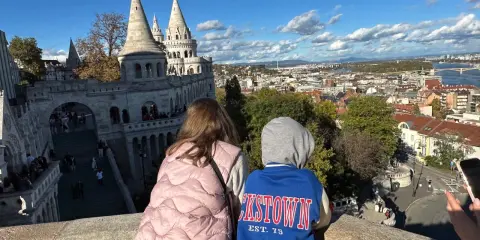 Dos niños disfrutan de la vista panorámica de Budapest desde el Bastión de los Pescadores, un lugar ideal para visitar con niños.